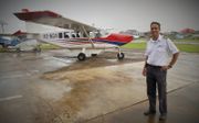 De twee Airvans van MAF Suriname op vliegveld Zorg en Hoop in Paramaribo staan aan de grond door een vliegverbod. „Ik heb er door genade rust in mogen vinden”, zegt piloot-manager Andy Bijkerk.  beeld Gerard ten Voorde