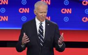 Joe Biden bleef woensdag staande in het debat in Detroit. beeld AFP, Jim Watson