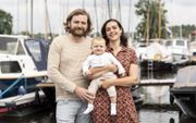 James en Susanna Riddle uit Australië met hun zoontje Elliot nabij een vakantiepark in Nijkerk.  beeld André Dorst