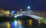 De Ha’penny Bridge in Dublin is de eerste gietijzeren brug van Ierland.  beeld iStock