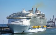 Symphony of the Seas –het grootste cruiseschip ter wereld– stoomt de haven van Barcelona binnen in juli 2018. beeld iStock
