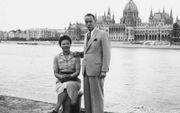 Carl Lutz samen met zijn vrouw Gertrud in Boedapest aan de oever van de Donau.​ beeld SRF
