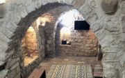 Een herstelde kamer onder de grond in Safed. beeld Alfred Muller