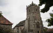 De middeleeuwse Sint-Pieterskerk in het Zuid-Engelse Stourton Caundle is voor de tweede keer beroofd van haar loden dakbedekking. Volgens de Britse krant The Telegraph zijn er gemiddeld 37 looddiefstallen per maand. beeld Becky Williamson