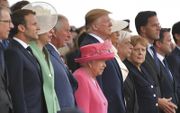 De Britse koningin Elizabeth (m.) tussen andere EU- en wereldleiders, begin juni. beeld AFP, Mandel Ngan
