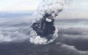 Het dampende kratermeer van de vulkaan Grímsvötn. ligt midden in de gletsjer Vatnajökull. Wanneer de vulkaan ontwaakt, begint het hele kratermeer te koken en smelt al het ijs dat erop drijft.  beeld Jörfí