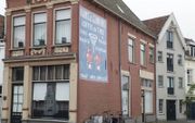 De oude reclame van koffiemerk Kanis en Gunnink in het centrum van Kampen vertelt het verhaal van een succesvol bedrijf.  beeld RD, Anton Dommerholt
