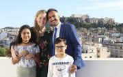 Marieke Hasselman trouwt in september in Griekenland met de Afghaanse vluchteling Sina, vader van Sogand (12) en Taha (8). beeld Marieke Hasselman