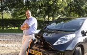 Huib van der Geer uit Oene rijdt sinds vorig jaar in een elektrische Nissan Leaf. Het scheelt hem 8000 euro per jaar, heeft hij berekend. beeld André Dorst​