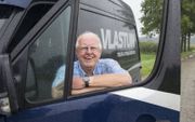Huib Geurtsen (73) vervoert nog iedere dag onderdelen voor vrachtwagens door heel Nederland. „Ik kan toch niet de hele dag thuis op de bank gaan zitten?” beeld RD, Anton Dommerholt