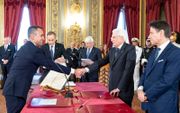 De nieuwe vicepremier Luigi Di Maio (l.) werd donderdag in bijzijn van president Sergio Mattarella (c.) en premier Giuseppe Conte (r.) beëdigd. beeld AFP