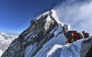 Mei 2019: bergbeklimmers in de file om de top van de Mount Everest te bereiken. beeld AFP