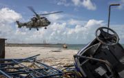 Een Nederlandse Courgarhelikopter landt in Marsh Harbour op de Bahama’s. Defensie levert met 550 militairen noodhulp op de zwaargetroffen eilandengroep, na de verwoestende orkaan Dorian.  beeld Defensie