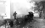 Duitse soldaten tijdens de gevechten die een deel van de Arnhemse binnenstad verwoestten. Een Nederlandse Landstormer dreigde tegen wil en dank te worden ingezet in de strijd. Aan de verkeerde kant. Maar dat werd verhinderd. beeld Arnhems Oorlogsmuseum