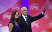 De Billy Graham-regel staat ook wel bekend als de Mike Pence-regel, omdat de vice-president van de VS ervoor kiest om niet alleen te zijn met een andere vrouw dan zijn echtgenote.  beeld AFP, Mandel Ngan