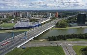 Iedere dag passeren 100.000 voertuigen de Galecopperbrug bij Utrecht in oostelijke richting en evenzoveel richting het westen. Werkzaamheden aan de brug over het Amsterdam-Rijnkanaal vanaf 27 september zullen op de A12 tot files leiden, voorziet Rijkswate