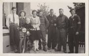 Naast de pastorie, 5 mei 1945. Links Louis, Dien en Anna Fraanje met neefje Joost Janse, vervolgens de Canadese soldaat Cecil Jones, twee onbekenden en Joost Fraanje. beeld fam. Fraanje