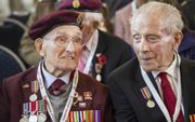 Hoogbejaarde veteranen vrijdagavond in de Eusebiuskerk in Arnhem. beeld ANP, Piroschka van de Wouw