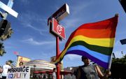 Demonstranten protesteren bij een Chick-Fil-A restaurant in Hollywood, Californië omdat CEO Dan Cathy zich tegen het homohuwelijk heeft uitgesproken. beeld EPA, Paul Buck