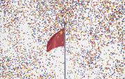 Ballonnen vullen het luchtruim in Peking tijdens festiviteiten ter gelegenheid van de zeventigste verjaardag van de Volksrepubliek China. beeld AFP, Greg Baker