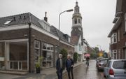 Nico Poorter (l.) en Jan van den Ham van Stadsgezicht Nijkerk voor het huis van Morie (met de twee boombakken). beeld Bram van de Biezen