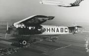 De Fokker F.II kwam in 1920 in bedrijf en kon vier passagiers vervoeren. Op de achtergrond een Fokker 100.  beeld Henk Heiden