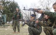 De Assyrisch-christelijke vrouwenbrigade in Noord-Syrië op oefening. De groep past in het Koerdische ideaal van vrouwenemancipatie. beeld Jacob Hoekman