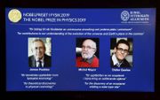 De Zwitsers Michel Mayor en Didier Queloz en de Canadees James Peebles delen dit jaar de Nobelprijs voor de natuurkunde. beeld AFP, Jonathan Nackstrand