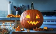 Veel kinderen gaan jaarlijks op 31 oktober met een pompoen de huizen langs. De pompoen is het bekendste symbool van Halloween. beeld iStock