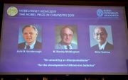 De drie winnaars van de Nobelprijs voor de Chemie, van links naar rechts: John Goodenough (VS), Stanley Whittingham (VS-GB) en Akira Yoshino (Japan). beeld Naina Helen, JAMA/TT News Agency/AFP