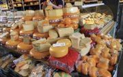 Marktkraam in Rotterdam met verschillende soorten kaas. beeld iStock