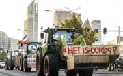 Boeren rijden met hun tractoren door Den Haag. Belangenbehartiger LTO Noord riep op tot het boerenprotest en eist een opschorting van de beleidsregels rond stikstof. beeld ANP, Remko de Waal