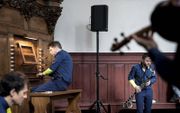 De uitvoering van ”Cathedral Mobile”, een compositie voor orgel, altviool, elektrische gitaar en basklarinet, dinsdag in het koor van de Martinikerk in Groningen. beeld Reyer Boxem