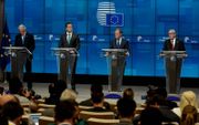 Van links naar rechts: de Europese brexitonderhandelaar Barnier, de Ierse premier Varadkar, de Europese president Tusk en de Europese Commissievoorzitter Juncker. beeld AFP, Kenzo Tribouillard