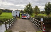 De politie deed ook vrijdag onderzoek naar de boerderij in Ruinerwold waar vader Van D. en zes van zijn kinderen verscholen zaten.  beeld ANP, Wilbert Bijzitter