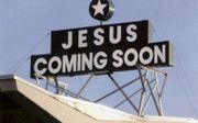 „Het is niet uniek in de VS dat lichtreclames of billboards aandacht vragen voor de aanstaande wederkomst van de Heere Jezus Christus.” beeld uit ”Church signs across America”, door Steve en Pam Paulson, The Overlook Press, New York.