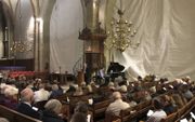 Zo'n 180 Nederlanders én Duitsers woonden maandagavond de ”Gottesdienst" in de Martinikerk in Bremen bij. Achter de katheder Marius Timmermans. Een deel van de kerk is afgeschermd in verband met de restauratie. beeld RD
