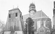 De Martinikerk, kosterswoning (r.) en klokkentoren (l.). beeld Friesch Dagblad