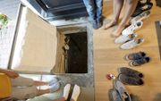 De familie Klaassen (niet herkenbaar in beeld) bij het kruipluik van de vloer van hun woning in Scherpenzeel. Alle gezinsleden hebben gezondheidsklachten overgehouden nadat de vloer van de begane grond werd geïsoleerd. Mogelijk door een verkeerde toepassi