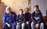 Een van de oma’s die in Moldavië voor haar kleinkinderen zorgt is de 64-jarige Anna uit Stefan Voda. Drie kinderen heeft ze onder haar hoede: Sergiu (10), Maria (12) en Pavel (15).  beeld Jaco Klamer