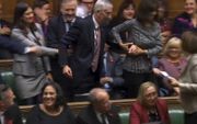 Het moest ervan komen: in het Lagerhuis gaat een nieuwe voorzitter nooit vrijwillig naar zijn stoel, maar moeten anderen hem trekken.  beeld AFP