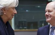 ECB-topvrouw Christine Lagarde met de Duitse minister van Financiën Olaf Scholz. beeld AFP, Aris Oikonomou