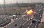 Israël gaf dinsdag camerabeelden vrij van de inslag van een raket die vanuit de Gazastrook werd afgevuurd en op een druk kruispunt in de buurt van Gan Yavne insloeg. Het projectiel miste passerende auto’s maar net. Palestijnse terroristen schoten dinsdag 