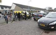 Bij de Rehobothschool in Opheusden staat het na schooltijd vol met auto’s en busjes die de kinderen uit andere woonplaatsen komen ophalen. beeld VidiPhoto