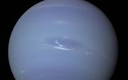 Rond ijsreus Neptunus zij de manen Thalassa en Naiad verwikkeld in een wilde dans.  beeld NASA, Justin Cowart
