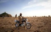 Een soldaat van het Burkinese leger op patrouille in de noordelijke Soumregio van Burkina Faso, begin november. Jihadistische activiteiten in de regio hebben het werk voor humanitaire situaties bijzonder moeilijk gemaakt. beeld AFP, Michele Cattani
