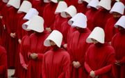 De dienstmaagden uit de boeken van Margaret Atwood zijn gekleed in rode mantels en witte kappen. beeld Flickr Creative Commons, Joe Flood