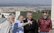 De Israëlische premier Netanyahu bezoekt een Joodse nederzetting op de Westoever, na de verklaring dat de Amerikaanse regering de Joodse nederzettingen in Judea en Samaria niet langer als strijdig met internationaal recht beschouwt. beeld EPA, Menahem Kah