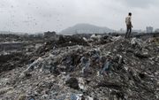 Deonar Dumping Ground, de grootste afvalberg in India, ligt bezaaid met e-waste. beeld colombotelegraph.com