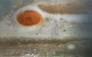 Al met een kleine kijker kunnen amateurastronomen de Grote Rode Vlek op Jupiter ontdekken. beeld NASA